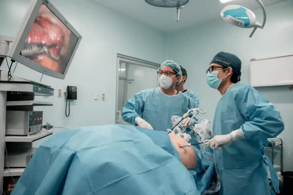 Dr. Oscar Naranjo realizando laparoscopia